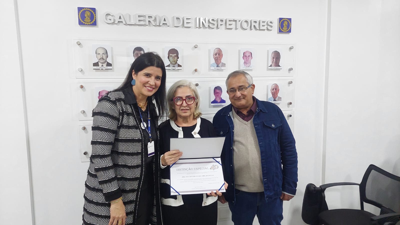 Dona Elenice Ancinello, viúva do ex-inspetor Arq. e Urb. Antônio Cezar Comis Ancinello, recebeu a homenagem